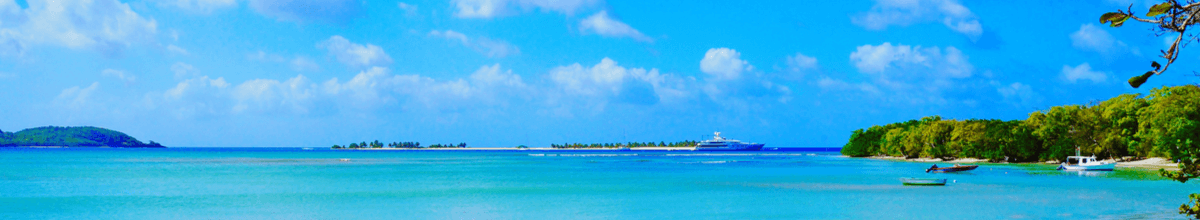 Blaues Meer und Strand auf der Karibikinsel Grenada