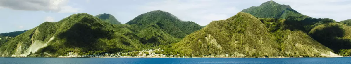 Blick auf die grünen Hänge von Dominica.