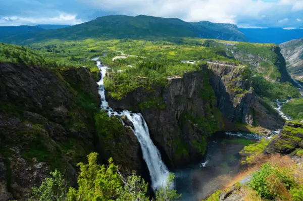 Der Wasserfall Voringsfossen stürzt sich im Nationalpark Hardangervidda über 2 Ebenen in die Tiefe.
