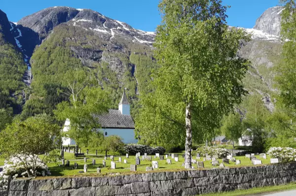 Die kleine weiße gamle Krykje mit Friedhof in Eidfjord