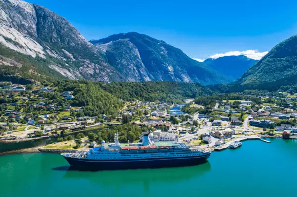 Ein Kreuzfahrtschiff im Hafen von Eidfjord.