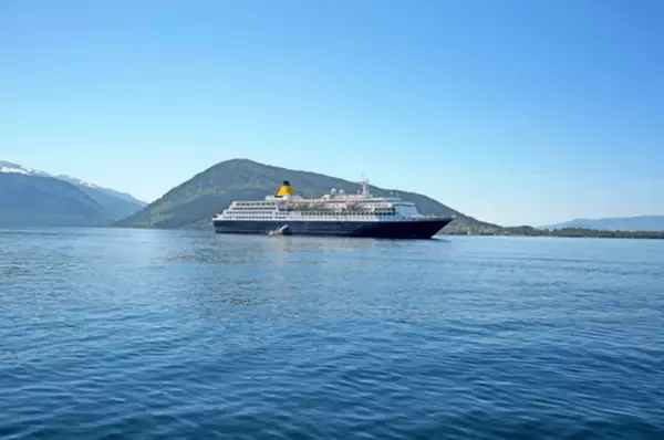 Schiff vor dem Hafen von Rosendal Ein Kreuzfahrtschiff im Hardangerfjord, vor dem Hafen von Rosendal.