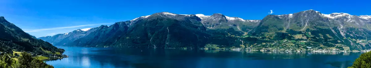 Blick auf die riesigen Felsen am Hardangerfjord