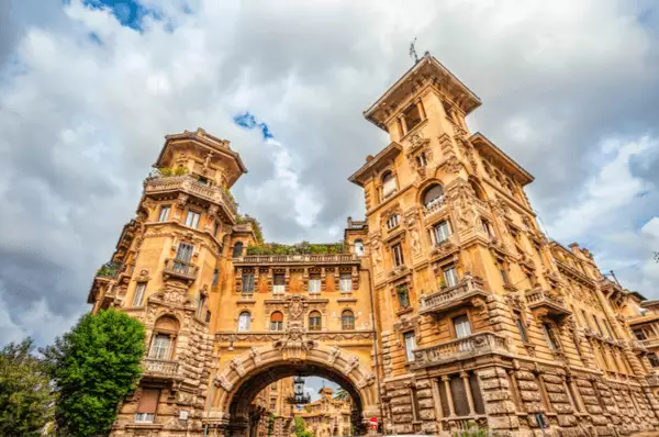 Detailreich ausgeschmücktes Jugendstil-Gebäude im Quartiere Coppede