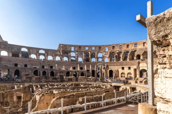 Blick in den Innenraum des Kolosseums