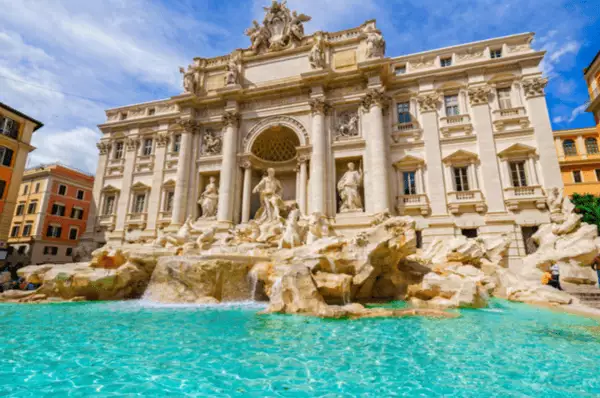 Der Trevibrunnen an einem Sommertag in Rom.
