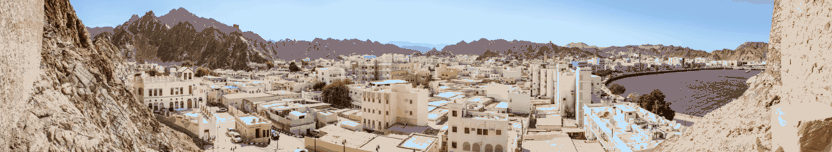 Wunderschöne Aussicht von oben auf die Stadt am Golf von Oman