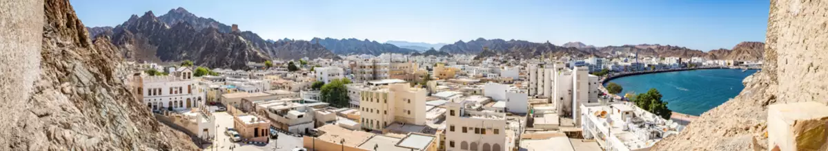 Wunderschöne Aussicht von oben auf die Stadt am Golf von Oman