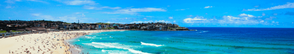 Badeurlauber genießen einen Sommertag am Bondi Beach bei Sydney.