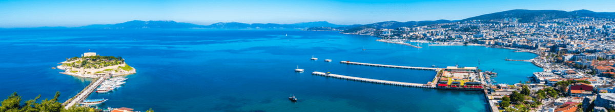 Kusadasi mit Hafen und Vogelinsel.