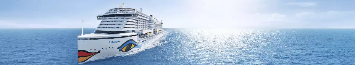 Frontansicht von AIDAperla auf dem Meer.