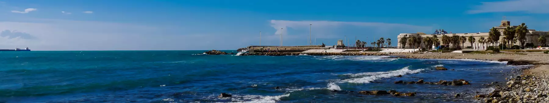 Panoramablick auf Sandstrand und blaues Meer an der Küste Italiens in der Region Latium
