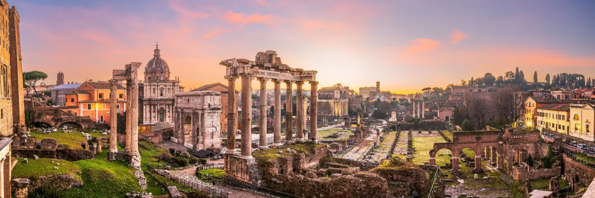 Das antike Rom im warmen Abendlicht mit den Ruinen des Forum Romanum – ein Highlight bei Ihrem Ausflug ab Civitavecchia.
