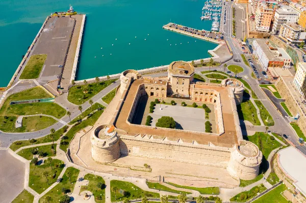 Das steinerne Bollwerk "Fort Michelangelo" direkt am Hafen von Civitavecchia gelegen.