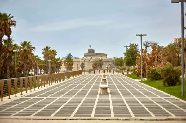 Historischer Steg in Civitavecchia Blick auf einen historischen Steg in der italienischen Hafenstadt Civitavecchia