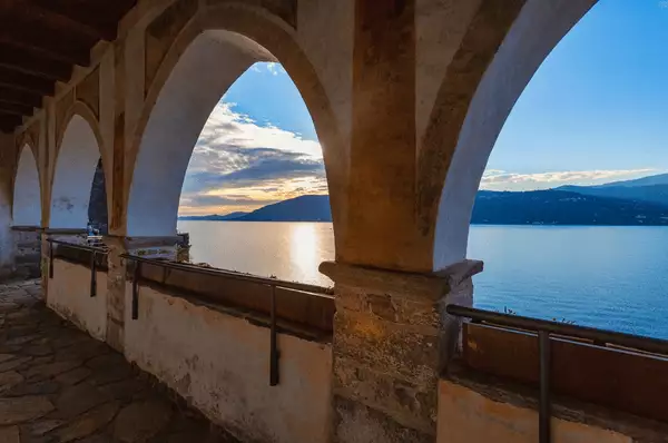 Blick auf die italienische Küste Sonnenuntergang an der italienischen Küste, Civitavecchia