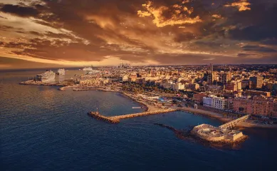 Der Hafen von Civitavecchia mit großen Kreuzfahrtschiffen bei Sonnenuntergang.