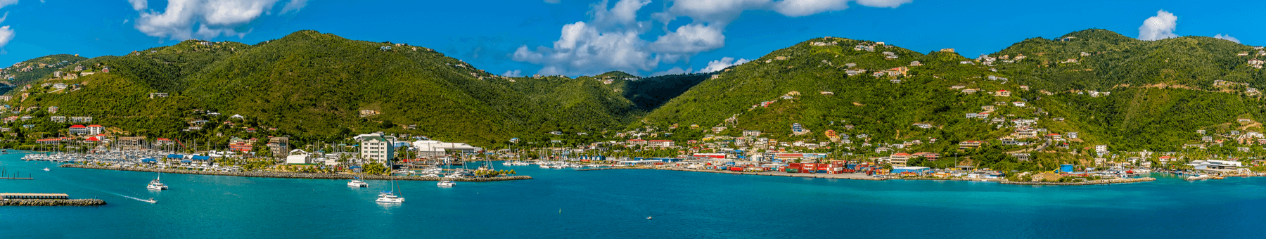 Kristallklares Wasser, weiße Strände und grüne Hügel an der Küste von Tortola
