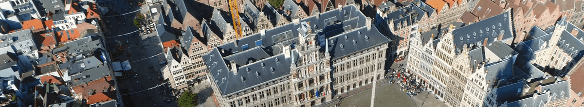 Blick von oben auf den Grote Markt mit Gildehäusern und Rathaus.