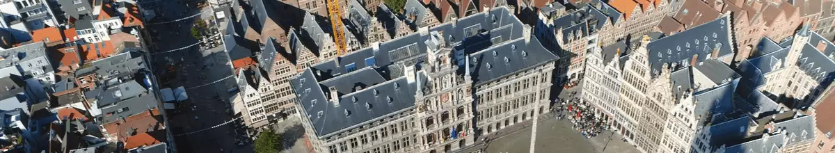 Blick von oben auf den Grote Markt mit Gildehäusern und Rathaus.