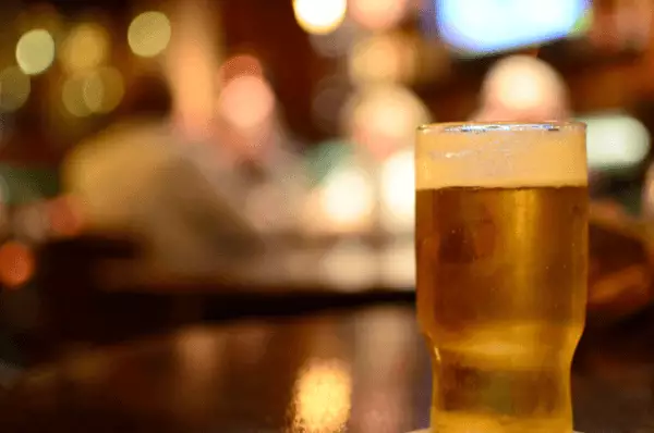 Ein kühles Bier steht auf einem Tresen in Belfast.