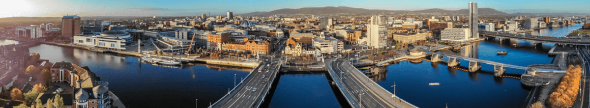 Fünf Brücken, die über den Fluss Lagan führen mit Sicht auf die Stadt Belfast.