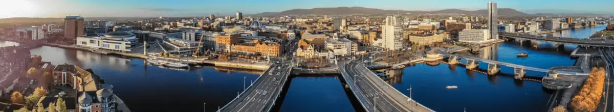 Fünf Brücken, die über den Fluss Lagan führen mit Sicht auf die Stadt Belfast.