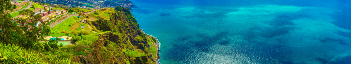 Luftbild von der höchsten Cabo Girao aufs glasklare Meer auf Madeira