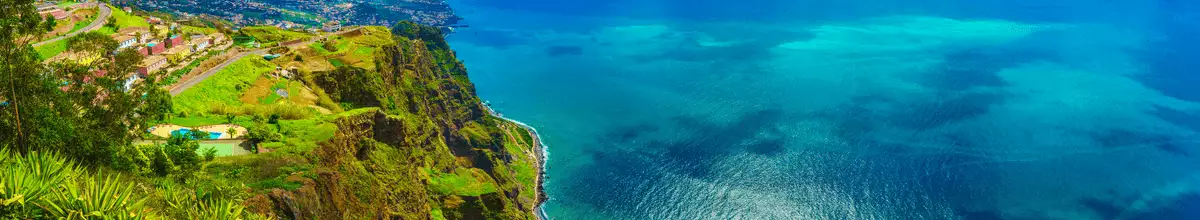 Luftbild von der höchsten Cabo Girao aufs glasklare Meer auf Madeira