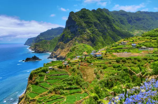 Blick auf die grünen hohen Berge und das blaue Meer von Madeira