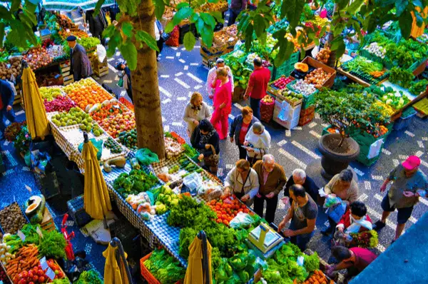 Mercado dos Lavradores, oder Markt der Bauern genannt, mit unzähligen Früchten und Gemüse