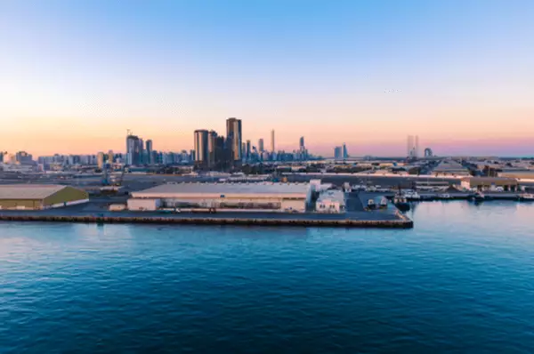 Luftbild des Hafens von Abu Dhabi, im Hintergrund die Skyline der Stadt