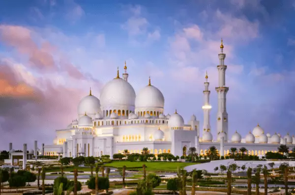Abenddämmerung über der strahlend weißen Sheikh-Zayed-Moschee in Abu Dhabi.