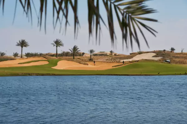 Der Saadiyat Beach Golf Club liegt malerisch direkt am Meer.
