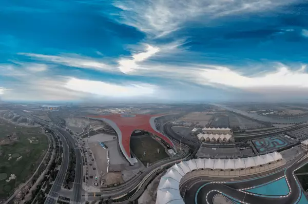Luftbild des rot überdachten Freizeitparks Ferrari World auf Yas Island.