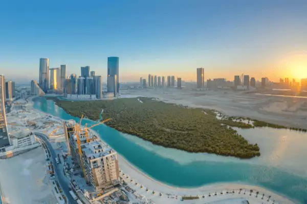 Panoramaansicht von Al Reem und Al Maryah Island in Abu Dhabi im Sonnenaufgang. Im Hintergrund die Skyline mit Wolkenkratzern.