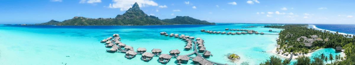 Luftbild des Atolls von Bora Bora und luxuriöser Badeort mit türkisem Strand