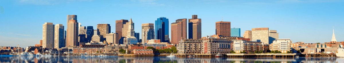 Boston Skyline mit Fluss im Vordergrund im Sonnenlicht in Massachusetts USA