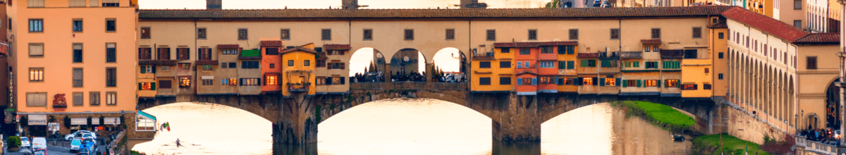 Die Segmentbogenbrücke Ponte Vecchio mit ihren bunten kleinen Läden und drei Arkadenbögen in der Mitte.