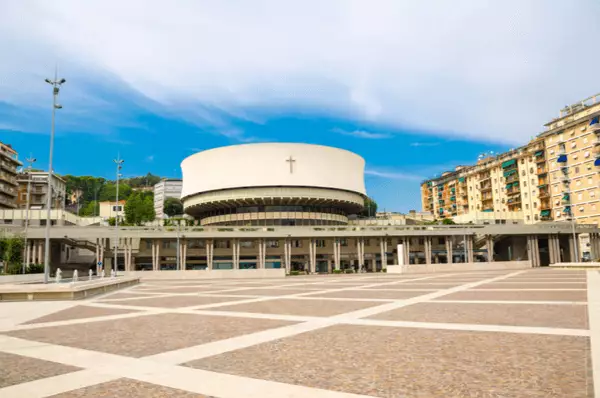 Frontansicht der Kathedrale von La Spezia, ein imposanter moderner Rundbau.