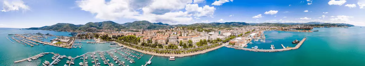 Panorama von La Spezia mit Hafen und vielen Booten. Blick vom Wasser aus auf die Stadt.