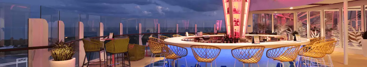 Bar im Außenbereich des größten Kreuzfahrtschiffs der Welt.