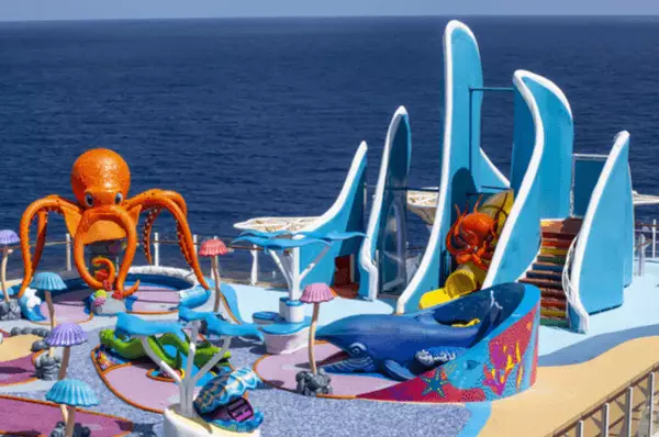 Wasserspielplatz mit Oktopus- und Wal-Figur und Mini-Rutsche