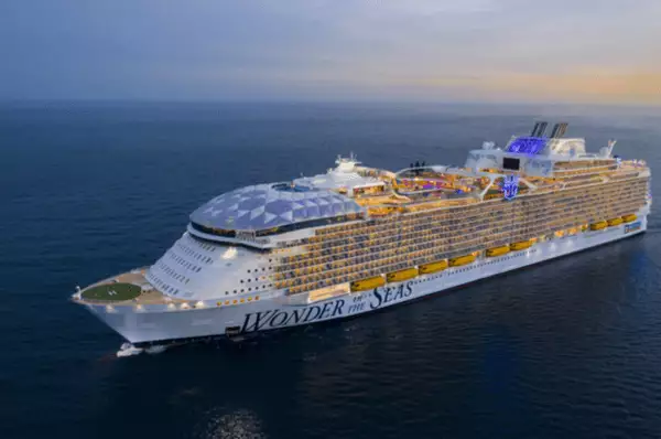 Luftbild: Wonder of the Seas von seitlich vorne auf dem Meer