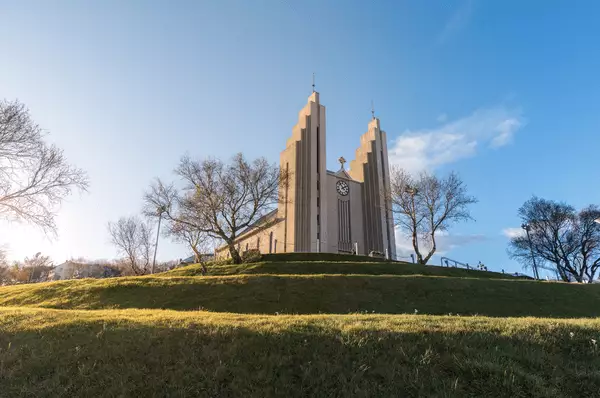 Blick auf die Kirche Akureyrarkirkja in Akureyri, Island