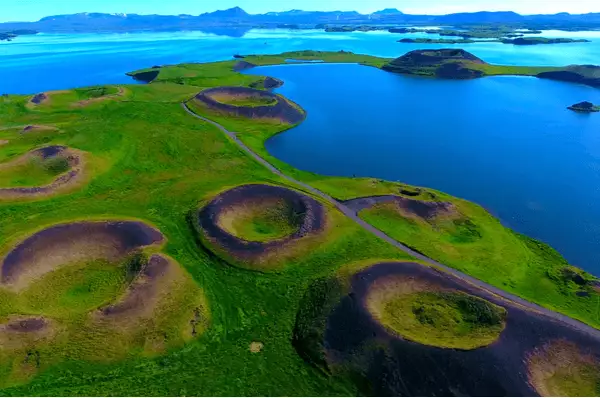 Vulkane in grünen Ebenen bei Blue Water Bay - Myvatn, Island