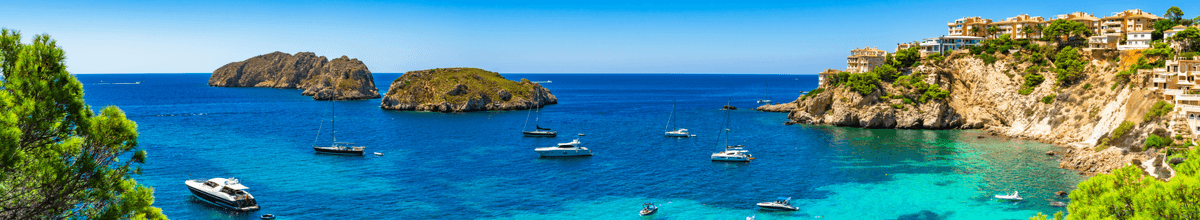 Mittelmeerküste vor Mallorca mit Segelbooten.