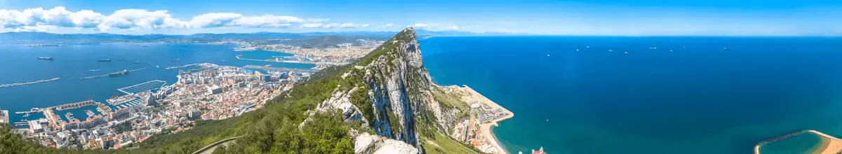 Panorama auf dem Felsen von Gibraltar mit blauem Meer, britisches Überseegebiet