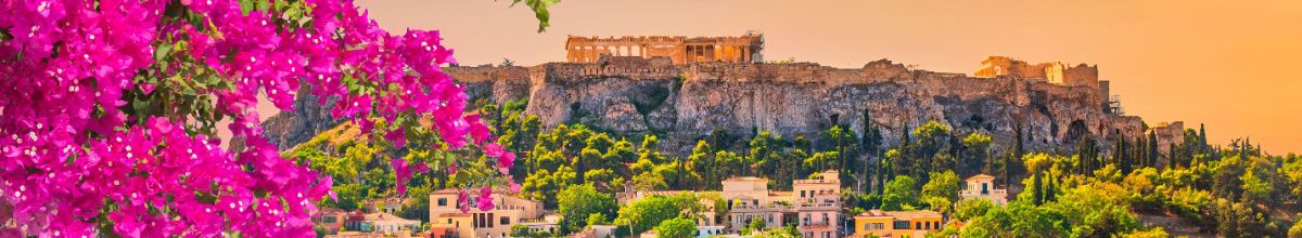 Griechenland-Kreuzfahrt: Die berühmte Akropolis in Athen umrahmt von farbenfrohen mediterranen Blumen.