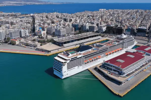Ein Kreuzfahrtschiff liegt im Hafen von Piräus in unmittelbarer Nähe zur Stadt vor Anker.